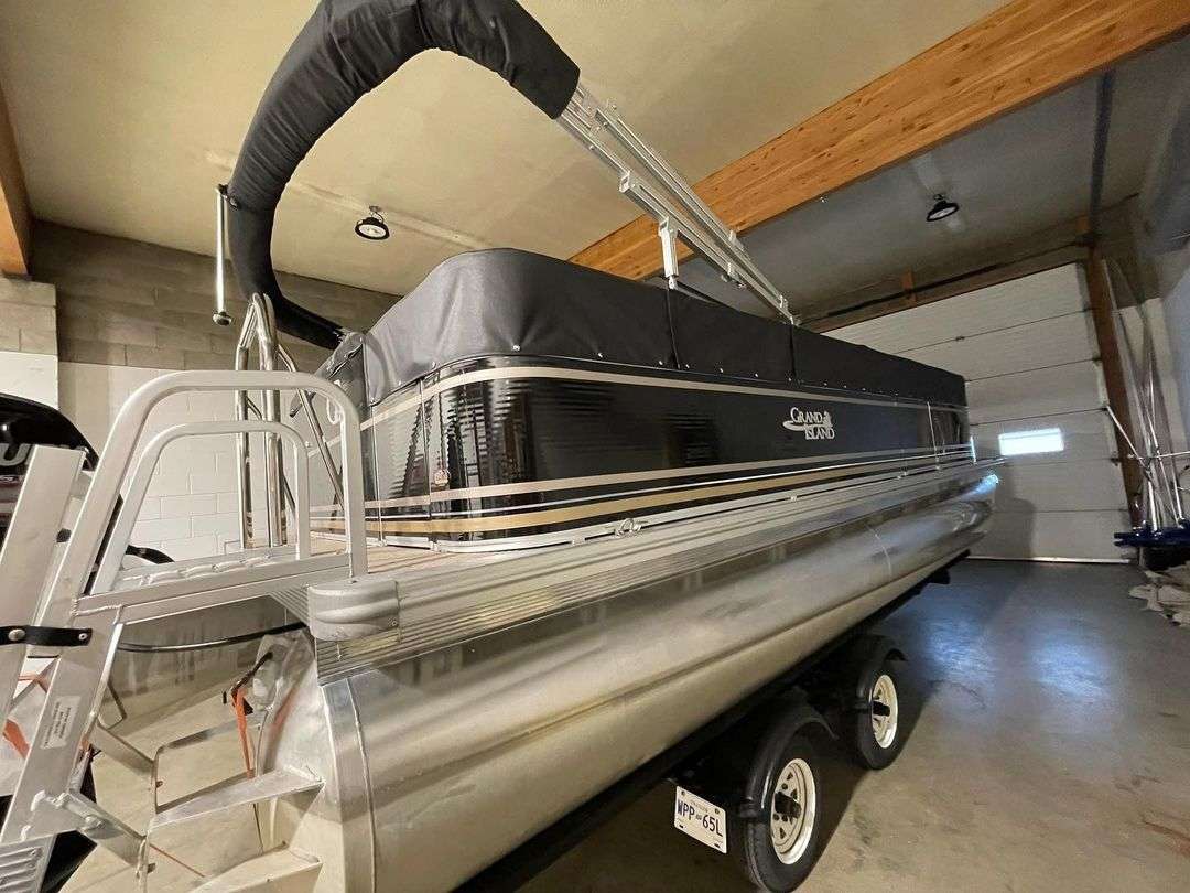 pontoon-boat-bimini-top-with-travel-cover-storage